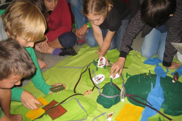 SchülerInnen der VS Norbertinum spielen das Biosphärenpark Wienerwald Spiel