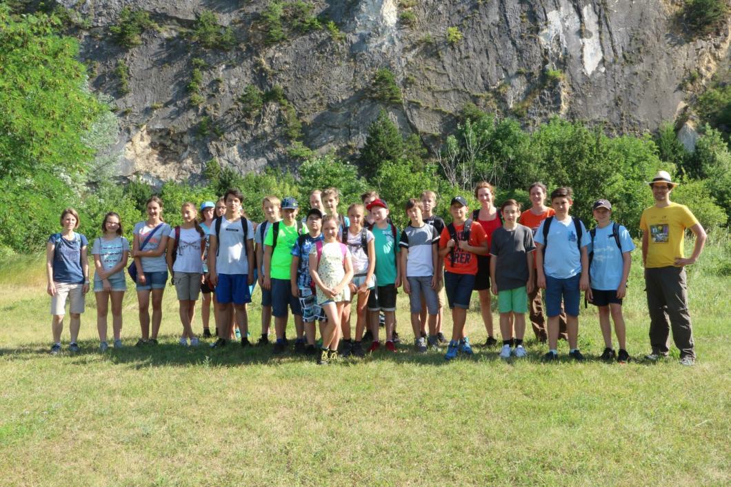 Die SchülerInnen des Gymnasium Bad Vöslau beim Pflegeeinsatz im Harzbergsteinbruch