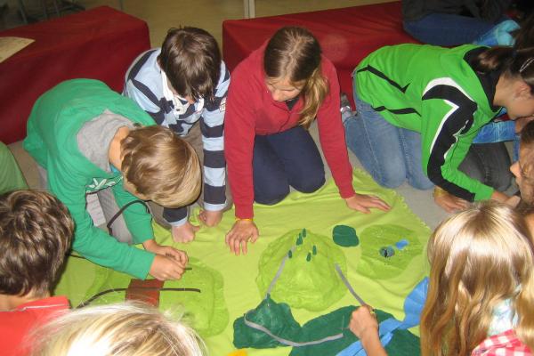 SchülerInnen der VS Norbertinum spielen das Biosphärenpark Wienerwald Spiel