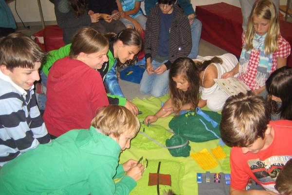 SchülerInnen der VS Norbertinum spielen das Biosphärenpark Wienerwald Spiel