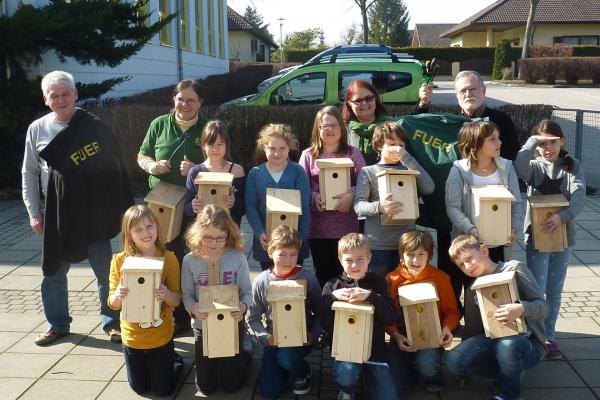 Kinder präsentieren ihre Nisthilfen