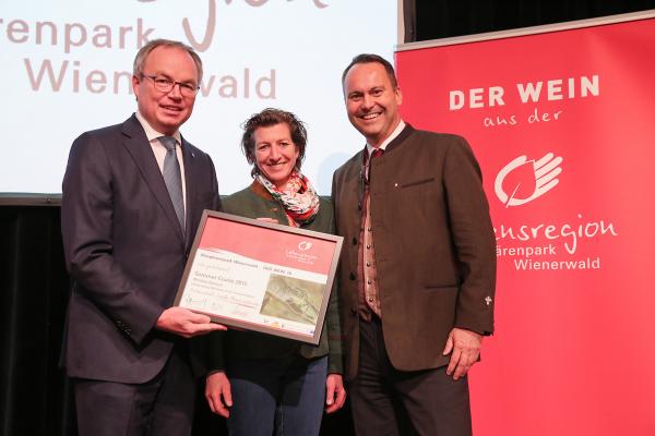 Landesrat Dr. Stephan Pernkopf (l.) und Forstdirektor der Stadt Wien DI Andreas Januskovecz (r.) gratulieren den Weingut Barbach zum Kategoriesieger Thermenregion Weißwein leicht.