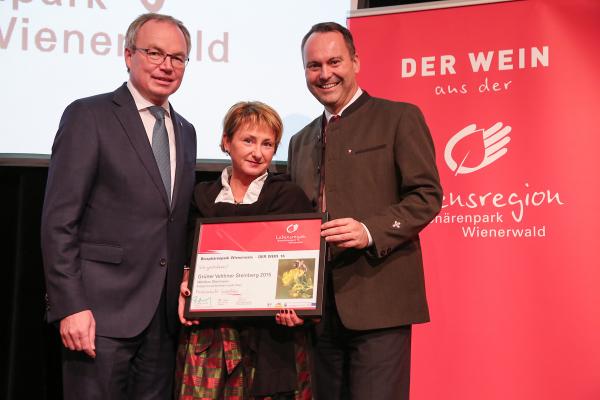 Landesrat Dr. Stephan Pernkopf (l.) und Forstdirektor der Stadt Wien DI Andreas Januskovecz (r.) gratulieren dem Weinbau Obermann zum Kategoriesieger Wien Weißwein leicht.