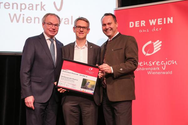 Landesrat Dr. Stephan Pernkopf (l.) und Forstdirektor der Stadt Wien DI Andreas Januskovecz (r.) gratulieren dem Weingut Stift Klosterneuburg zum Kategoriesieger Wien Weißwein schwer.