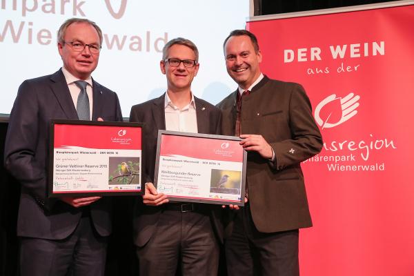 Landesrat Dr. Stephan Pernkopf (l.) und Forstdirektor der Stadt Wien DI Andreas Januskovecz (r.) gratulieren den Weingut Stift Klosterneuburg zum Kategoriesieger Klosterneuburg Weißwein.