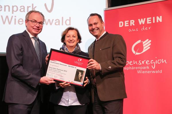 Landesrat Dr. Stephan Pernkopf (l.) und Forstdirektor der Stadt Wien DI Andreas Januskovecz (r.) gratulieren dem Weingut Fischer zum Kategoriesieger Thermenregion Rotwein schwer.