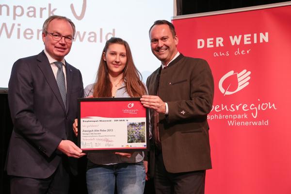 Landesrat Dr. Stephan Pernkopf (l.) und Forstdirektor der Stadt Wien DI Andreas Januskovecz (r.) gratulieren dem Weingut Ubl-Doschek zum Kategoriesieger Klosterneuburg Rotwein.