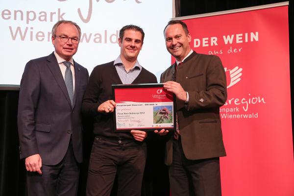 Landesrat Dr. Stephan Pernkopf (l.) und Forstdirektor der Stadt Wien DI Andreas Januskovecz (r.) gratulieren dem Weingut Cobenzl zum Kategoriesieger Wien Rotwein.