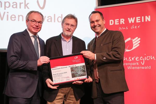 Landesrat Dr. Stephan Pernkopf (l.) und Forstdirektor der Stadt Wien DI Andreas Januskovecz (r.) gratulieren dem Weingut Stadlmann zum Kategoriesieger Rosé-Weine.