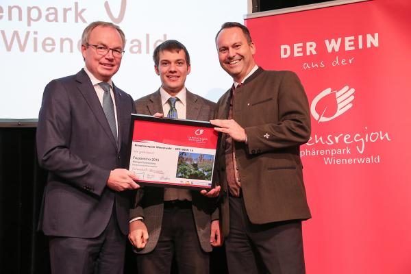 Landesrat Dr. Stephan Pernkopf (l.) und Forstdirektor der Stadt Wien DI Andreas Januskovecz (r.) gratulieren dem Weingut Schlossberg zum Kategoriesieger Schaumwein.