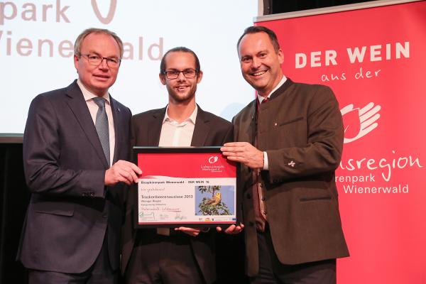 Landesrat Dr. Stephan Pernkopf (l.) und Forstdirektor der Stadt Wien DI Andreas Januskovecz (r.) gratulieren dem Weingut Biegler zum Kategoriesieger Süßwein.