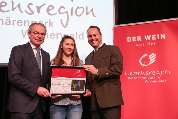 Landesrat Dr. Stephan Pernkopf (l.) und Forstdirektor der Stadt Wien DI Andreas Januskovecz (r.) gratulieren dem Weingut Ubl-Doschek zum Top-Winzer.