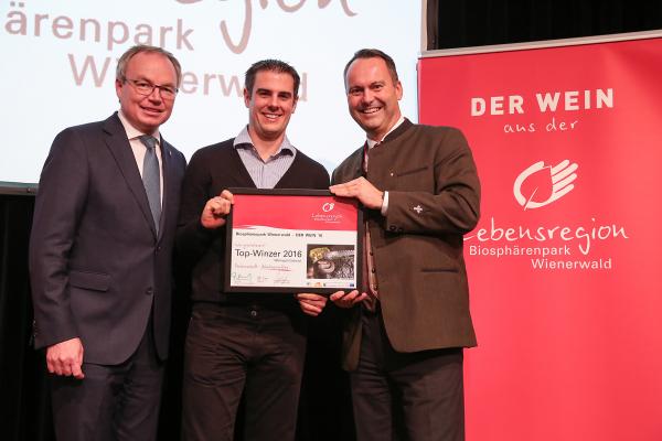Landesrat Dr. Stephan Pernkopf (l.) und Forstdirektor der Stadt Wien DI Andreas Januskovecz (r.) gratulieren dem Weingut Cobenzl zum Top-Winzer.