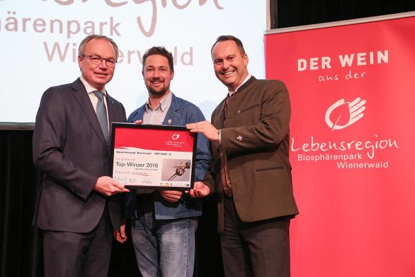 Landesrat Dr. Stephan Pernkopf (l.) und Forstdirektor der Stadt Wien DI Andreas Januskovecz (r.) gratulieren dem Weingut Dexler-Leeb zum Top-Winzer.