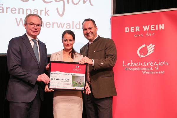 Landesrat Dr. Stephan Pernkopf (l.) und Forstdirektor der Stadt Wien DI Andreas Januskovecz (r.) gratulieren dem Weingut Thallern zum Top-Winzer.