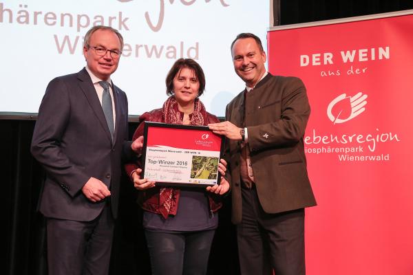 Landesrat Dr. Stephan Pernkopf (l.) und Forstdirektor der Stadt Wien DI Andreas Januskovecz (r.) gratulieren dem Weingut Landauer-Gisperg zum Top-Winzer.