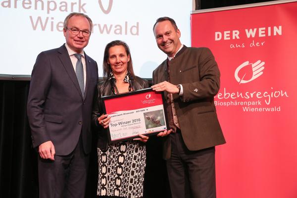 Landesrat Dr. Stephan Pernkopf (l.) und Forstdirektor der Stadt Wien DI Andreas Januskovecz (r.) gratulieren dem Weingut Wieninger zum Top-Winzer.