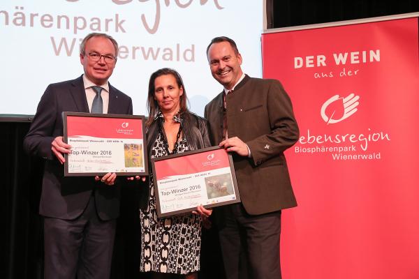Landesrat Dr. Stephan Pernkopf (l.) und Forstdirektor der Stadt Wien DI Andreas Januskovecz (r.) gratulieren dem Weingut Hajszan-Neumann zum Top-Winzer.