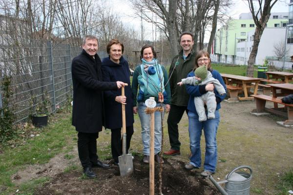 Im März 2016 erhielt jede Gemeinde/jeder Bezirk einen Obstbaum. In Wien-Ottakring wurde der Apfelbaum im Beisein von Biosphärenpark Direktor Dr. Herbert Greisberger, Bezirksvorsteher-StV. Eva Weißmann, Claudia Walhuber, Biosphärenpark-Koordinator DI Alexander Mrkvicka und Angelika Neuner (v.l.) im ersten Nachbarschaftsgarten Wiens gepflanzt.