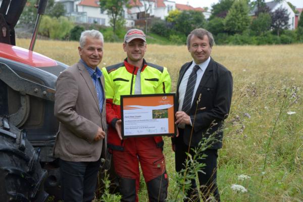 Im Juli 2016 vergab der Biosphärenpark Wienerwald zum 10. Mal die Auszeichnung „Wienerwald Wiesenmeister“ an LandwirtInnen aus der Region, um deren besonderen Leistungen zum Erhalt der Kulturlandschaft und Artenvielfalt im Wienerwald zu würdigen. Bürgermeister DI Johann Zeiner und Biosphärenpark Direktor Dr. Herbert Greisberger gratulierten Peter Czapka zur Auszeichnung.