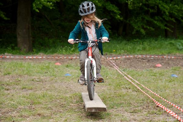Geschicklichkeit ist bei der Station des Mountainbike-Verein WienerwaldTrails gefragt.