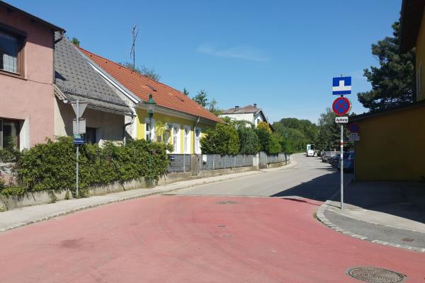 Parkmöglichkeiten befinden sich entlang der Mauerwaldgasse.