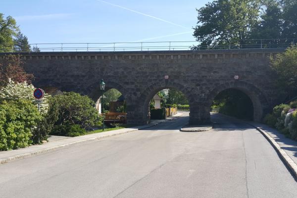 Nach wenigen Metern verläuft der Weg weiter auf einer ebenen, asphaltierten Straße. Diese führt unter einem Bauwerk der II. Wiener Hochquellenwasserleitung hindurch.