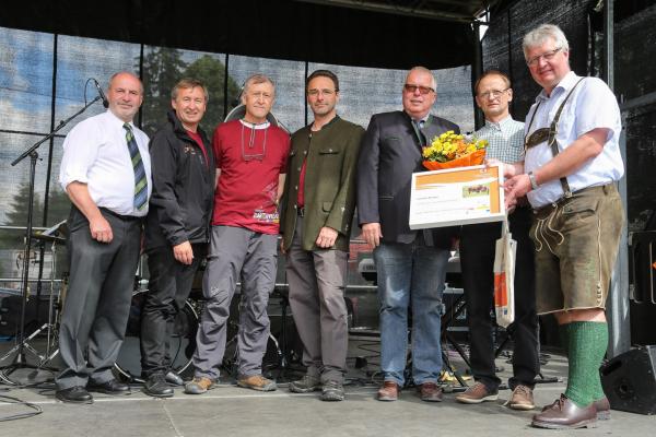 Wiesenmeister 2017 (Kategorie Weide, Alland) Johann und Christian Steiner im Bild mit LAbg. Bgm. Josef Balber (Altenmarkt), Dr. Herbert Greisberger (BPWW), Dr. Josef Greimler (Uni Wien), DI Alexander Mrkvicka (MA49), Bgm. DI Ludwig Köck (Alland), LAbg. Bgm. Christoph Kainz (Pfaffstätten)