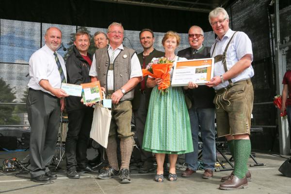 Wiesenmeister 2017 (Kategorie Mähwiese, Alland) Familie Hirschhofer im Bild mit LAbg. Bgm. Josef Balber (Altenmarkt), Dr. Herbert Greisberger (BPWW), Dr. Josef Greimler (Uni Wien), DI Alexander Mrkvicka (MA49), Bgm. DI Ludwig Köck (Alland), LAbg. Bgm. Christoph Kainz (Pfaffstätten)