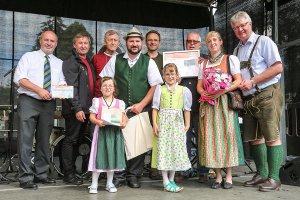 Wiesenmeister 2017: Familie Nöstler/Reischer im Bild mit LAbg. Bgm. Josef Balber (Altenmarkt), Dr. Herbert Greisberger (BPWW), Dr. Josef Greimler (Uni Wien), DI Alexander Mrkvicka (MA49), Bgm. DI Ludwig Köck (Alland), LAbg. Bgm. Christoph Kainz (Pfaffstätten)