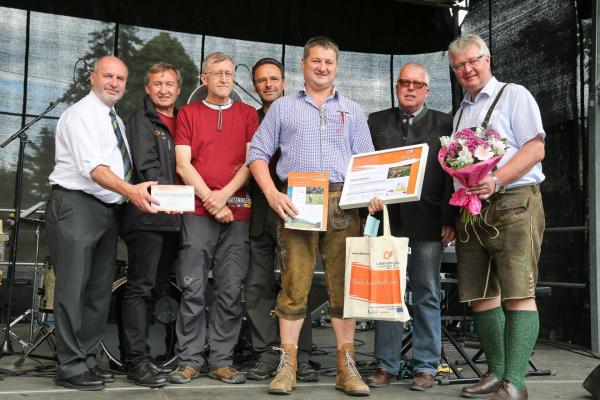 Wiesenmeister 2017: Familie Zigeuner im Bild mit LAbg. Bgm. Josef Balber (Altenmarkt), Dr. Herbert Greisberger (BPWW), Dr. Josef Greimler (Uni Wien), DI Alexander Mrkvicka (MA49), Bgm. DI Ludwig Köck (Alland), LAbg. Bgm. Christoph Kainz (Pfaffstätten)