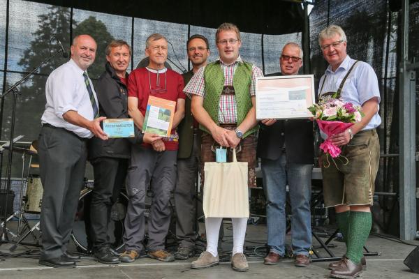 Wiesenmeister 2017: Familie Zechner im Bild mit LAbg. Bgm. Josef Balber (Altenmarkt), Dr. Herbert Greisberger (BPWW), Dr. Josef Greimler (Uni Wien), DI Alexander Mrkvicka (MA49), Bgm. DI Ludwig Köck (Alland), LAbg. Bgm. Christoph Kainz (Pfaffstätten)