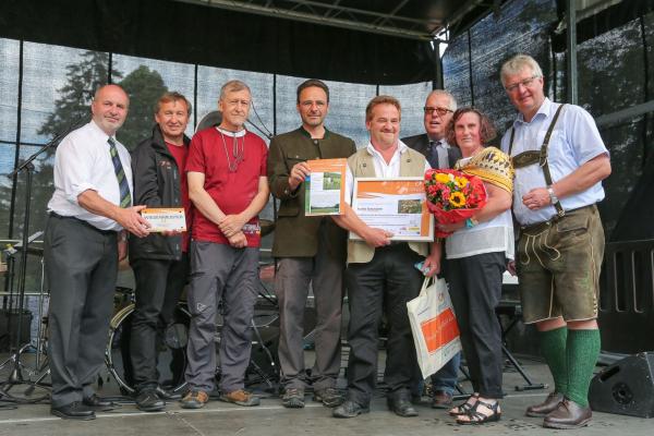 Wiesenmeister 2017: Familie Schöndorfer im Bild mit LAbg. Bgm. Josef Balber (Altenmarkt), Dr. Herbert Greisberger (BPWW), Dr. Josef Greimler (Uni Wien), DI Alexander Mrkvicka (MA49), Bgm. DI Ludwig Köck (Alland), LAbg. Bgm. Christoph Kainz (Pfaffstätten)