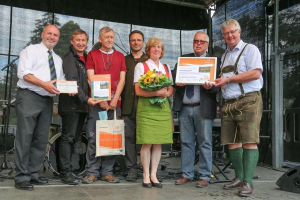 Wiesenmeister 2017: Familie Grandl im Bild mit LAbg. Bgm. Josef Balber (Altenmarkt), Dr. Herbert Greisberger (BPWW), Dr. Josef Greimler (Uni Wien), DI Alexander Mrkvicka (MA49), Bgm. DI Ludwig Köck (Alland), LAbg. Bgm. Christoph Kainz (Pfaffstätten)