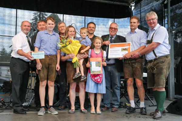 Wiesenmeister 2017: Familie Mitterböck im Bild mit LAbg. Bgm. Josef Balber (Altenmarkt), Dr. Herbert Greisberger (BPWW), Dr. Josef Greimler (Uni Wien), DI Alexander Mrkvicka (MA49), Bgm. DI Ludwig Köck (Alland), LAbg. Bgm. Christoph Kainz (Pfaffstätten)