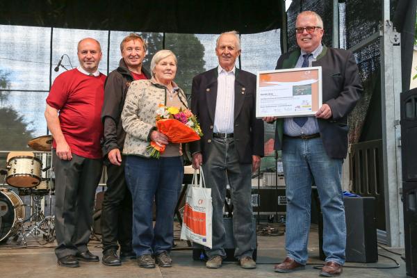 Wiesenmeister 2017: Familie Sarg im Bild mit LAbg. Bgm. Josef Balber (Altenmarkt), Dr. Herbert Greisberger (BPWW), Dr. Josef Greimler (Uni Wien), DI Alexander Mrkvicka (MA49), Bgm. DI Ludwig Köck (Alland), LAbg. Bgm. Christoph Kainz (Pfaffstätten)