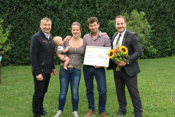 Familie Trinks ist Wiesenmeister 2016. Biosohärenpark Direktor Dr. Herbert Greisberger (l.) und Bezirksvorsteher-Stellvertreter Daniel Resch, BA (r.) gratulierten.