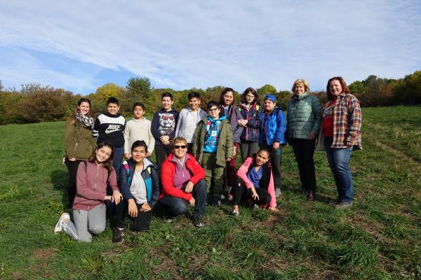 Junge Biosphere Volunteers: Bezirksvorsteherin Dr. Ilse Pfeffer besuchte die SchülerInnen der Volksschule Kindermanngasse und des Zentrums für Inklusiv- und Sonderpädagogik 17 bei der Landschaftspflege am Schafberg.