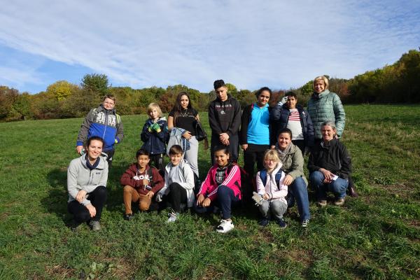 Junge Biosphere Volunteers: Bezirksvorsteherin Dr. Ilse Pfeffer besuchte die SchülerInnen der Volksschule Kindermanngasse und des Zentrums für Inklusiv- und Sonderpädagogik 17 bei der Landschaftspflege am Schafberg.