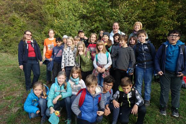 Junge Biosphere Volunteers: Bezirksvorsteherin Dr. Ilse Pfeffer besuchte die SchülerInnen der Volksschule Kindermanngasse und des Zentrums für Inklusiv- und Sonderpädagogik 17 bei der Landschaftspflege am Schafberg.