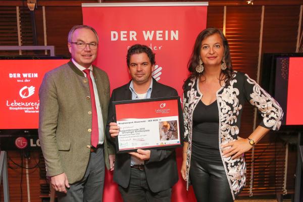 LH-Stellvertreter Dr. Stephan Perkopf und Stadträtin Mag.a Ulli Sima gratulierten Peter Uhler zur Auszeichnung.