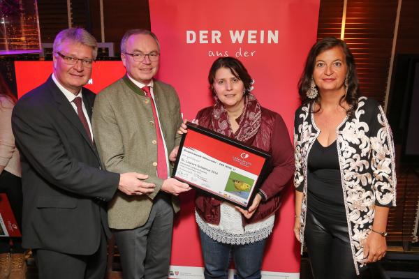 Stadträtin Mag.<sup>a</sup> Ulli Sima und LH-Stellvertreter Dr. Stephan Pernkopf gratulierten dem Winzerhof Landauer-Gisperg (Tattendorf) zum Kategoriesieg Rotwein leicht und der Auszeichnung Topwinzer 2017.