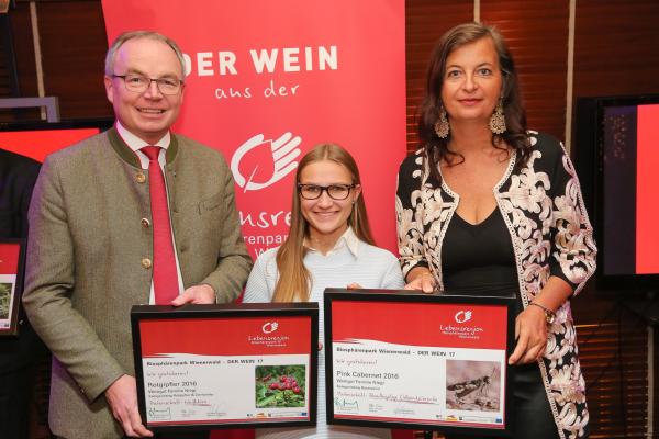 Stadträtin Mag.a Ulli Sima und LH-Stellvertreter Dr. Stephan Pernkopf gratulierten dem Weingut Niegl (Brunn am Gebirge) zu den Kategoriesiegen Weißwein schwer - Rotgipfler und Zierfandler sowie Roséwein und zur Auszeichnung Topwinzer 2017. Nachwuchswinzerin Pferschy-Seper nahm die Urkunden in Vertretung in Empfang.