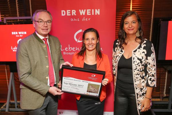 Stadträtin Mag.a Ulli Sima und LH-Stellvertreter Dr. Stephan Pernkopf gratulierten dem Weingut Hajszan-Neumann (Wien) zur Auszeichnung Topwinzer 2017.