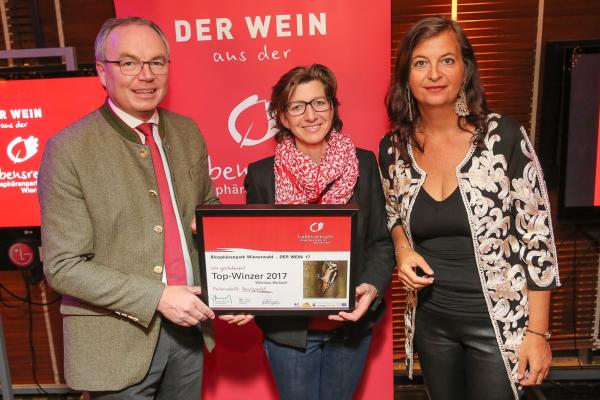 Stadträtin Mag.<sup>a</sup> Ulli Sima und LH-Stellvertreter Dr. Stephan Pernkopf gratulierten dem Weinbau Barbach zum Kategoriesieg Schaum- und Perlwein sowie zur Auszeichnung Topwinzer 2017.