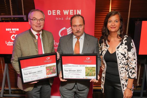 Stadträtin Mag.<sup>a</sup> Ulli Sima und LH-Stellvertreter Dr. Stephan Pernkopf gratulieren dem Weingut Johannes Gebeshuber und Weingut Hannes Hofer zur Auszeichnung Topwinzer 2017. Biosphärenpark Botschafter Johann Holzer nahm die Auszeichnungen stellvertretend in Empfang.