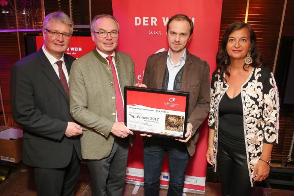 Stadträtin Mag.<sup>a</sup> Ulli Sima und LH-Stellvertreter Dr. Stephan Pernkopf gratulieren dem Weingut Stadlmann zur Auszeichnung Topwinzer 2017. 