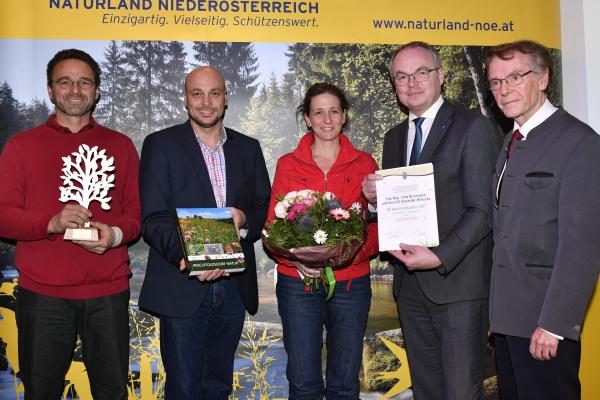 MMag.<sup>a</sup> Irene Drozdowski und DI Alexander Mrkvicka (l.) sind PreisträgerInnen des Josef Schöffelpreises 2017. Im Bild mit GR Martin Fürndraht (2.v.l.) LH-Stellvertreter Dr. Stephan Pernkopf (2.v.r.) und Univ.-Prof. Dr. Bernd Lötsch (r.). 