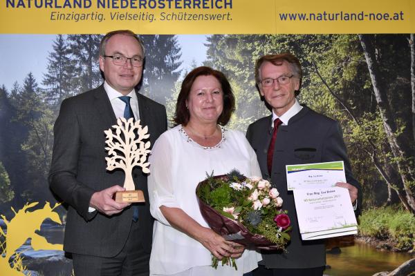 Mag.<sup>a</sup> Eva Bulwa ist  Preisträgerin des Josef Schöffelpreises 2017. Im Bild mit LH-Stellvertreter Dr. Stephan Pernkopf (l.) und Univ.-Prof. Dr. Bernd Lötsch (r.). 