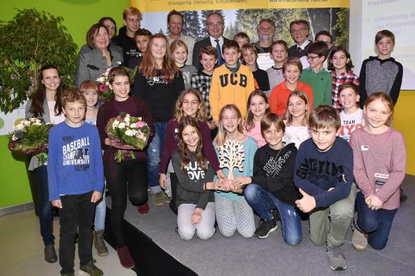 Den Sonderpreis „Nachwuchs Naturschützer“ erhielt die Projektgruppe von SchülerInnen des Gymnasiums Sacre Couer Pressbaum WissenschafterInnen und LehrerInnen Dr. Herbert Hoi, Mag. Margarethe Mahr, Mag. Katharina Mahr, Mag. Eva Maria Sauter. Im Bild mit LH-Stellvertreter Dr. Stephan Pernkopf (hinten Mitte) und Univ.-Prof. Dr. Bernd Lötsch (hinten r.). 